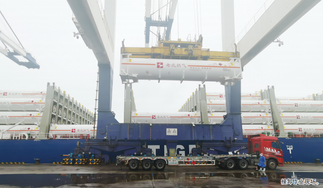 山东省龙口接卸全球最大液化天然气罐箱船